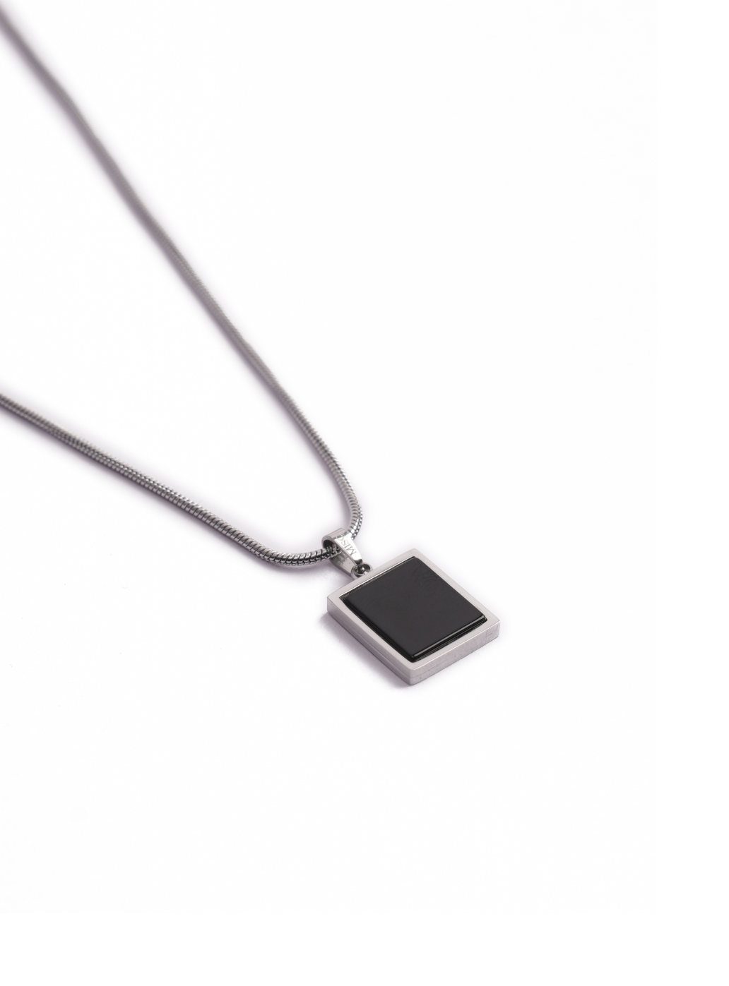 Ciondolo in pietra nera con catena