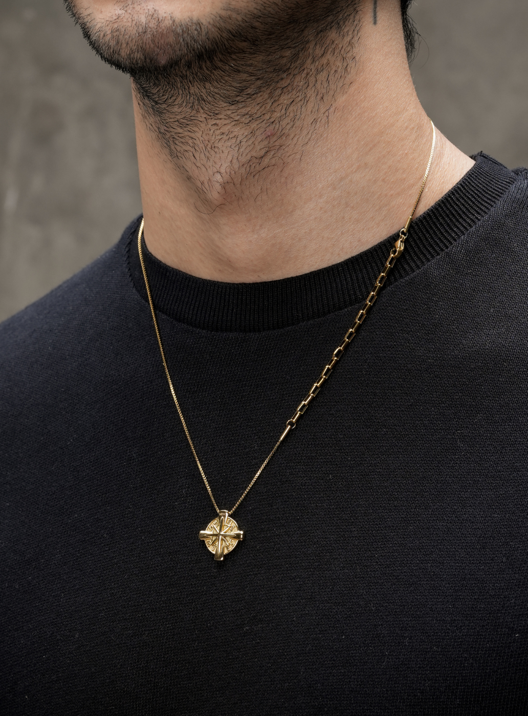 Ciondolo bussola con catena (dorato)