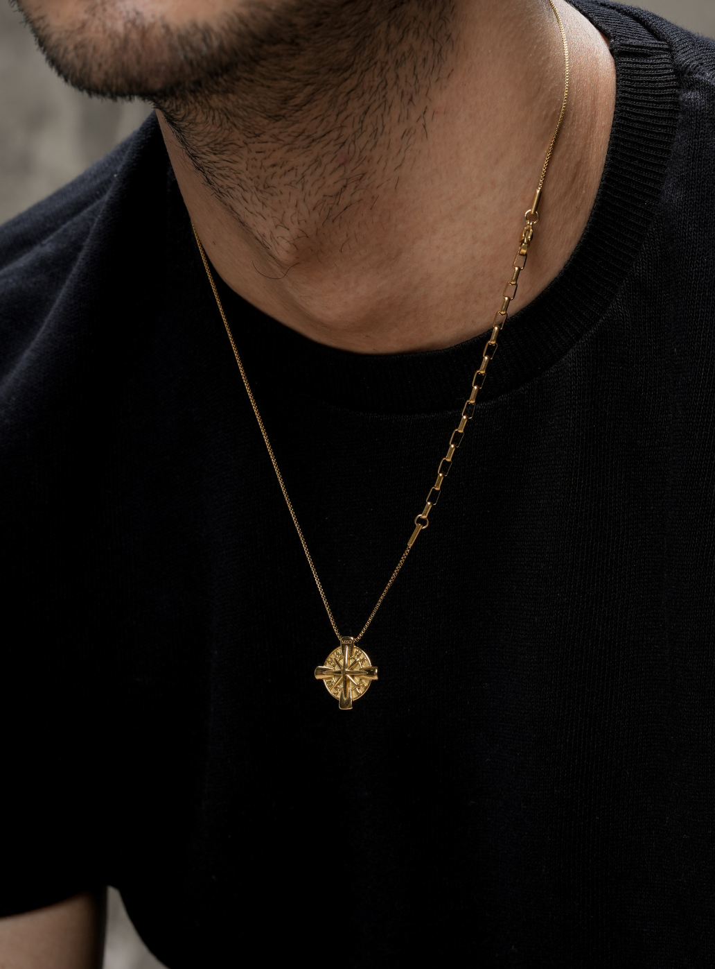 Ciondolo bussola con catena (dorato)
