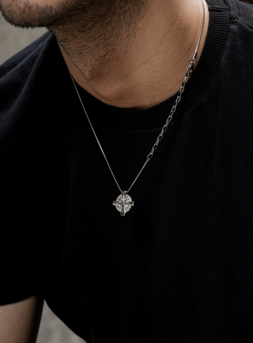 Ciondolo bussola con catena (argento)