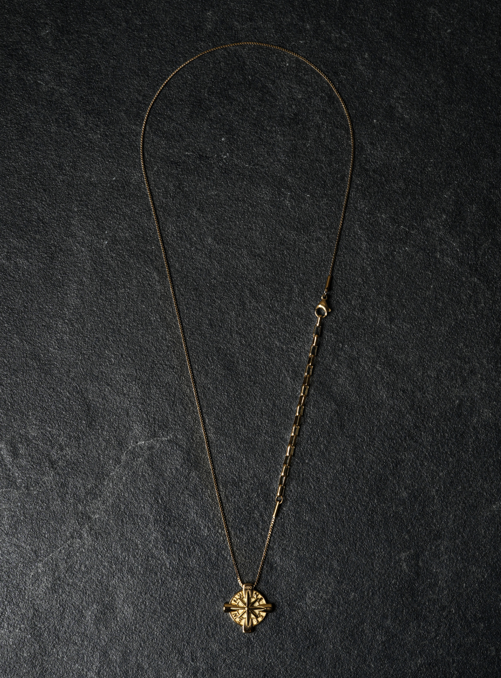 Ciondolo bussola con catena (dorato)