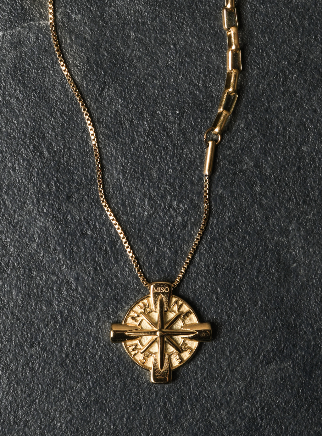 Ciondolo bussola con catena (dorato)