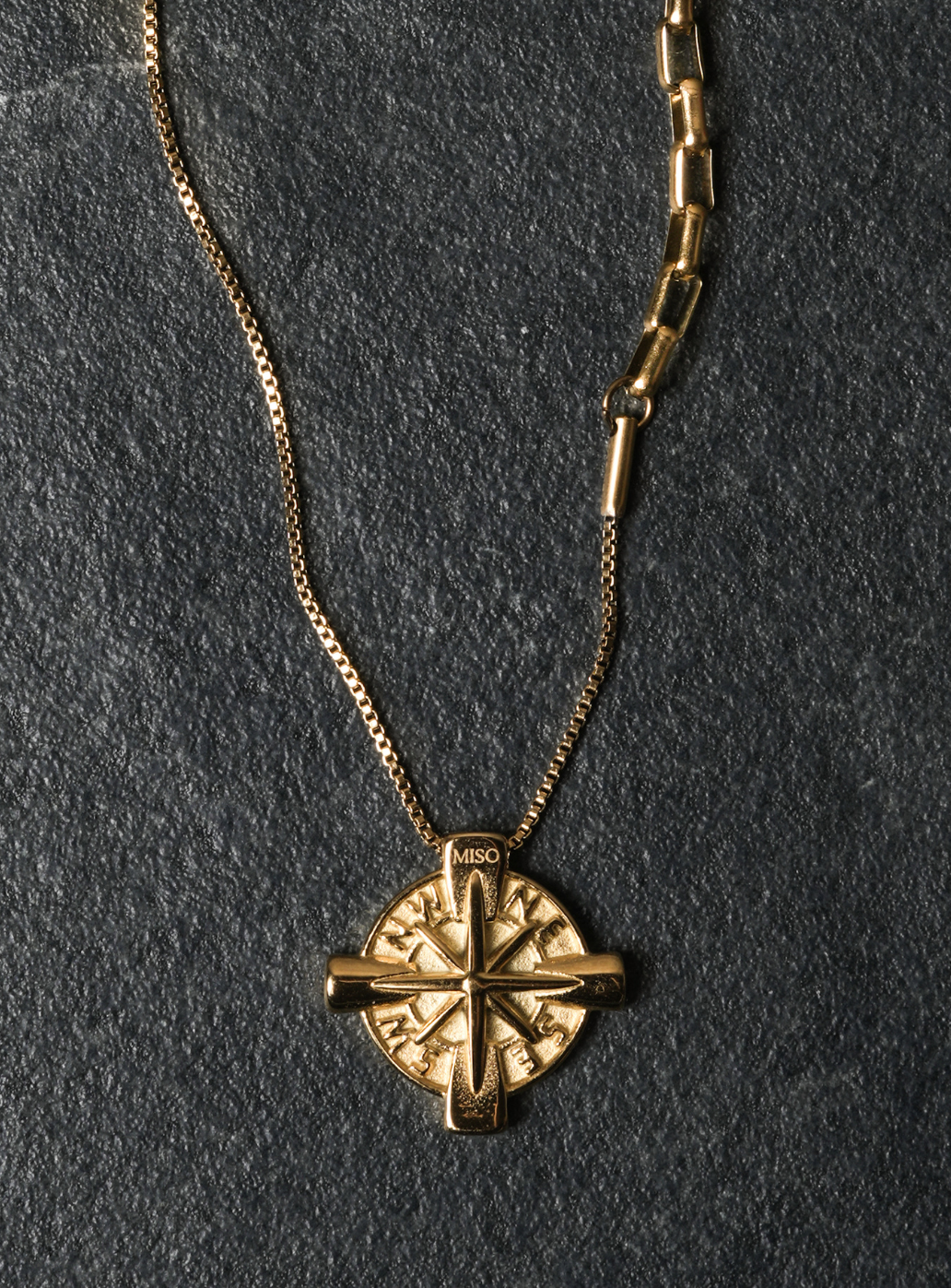Ciondolo bussola con catena (dorato)