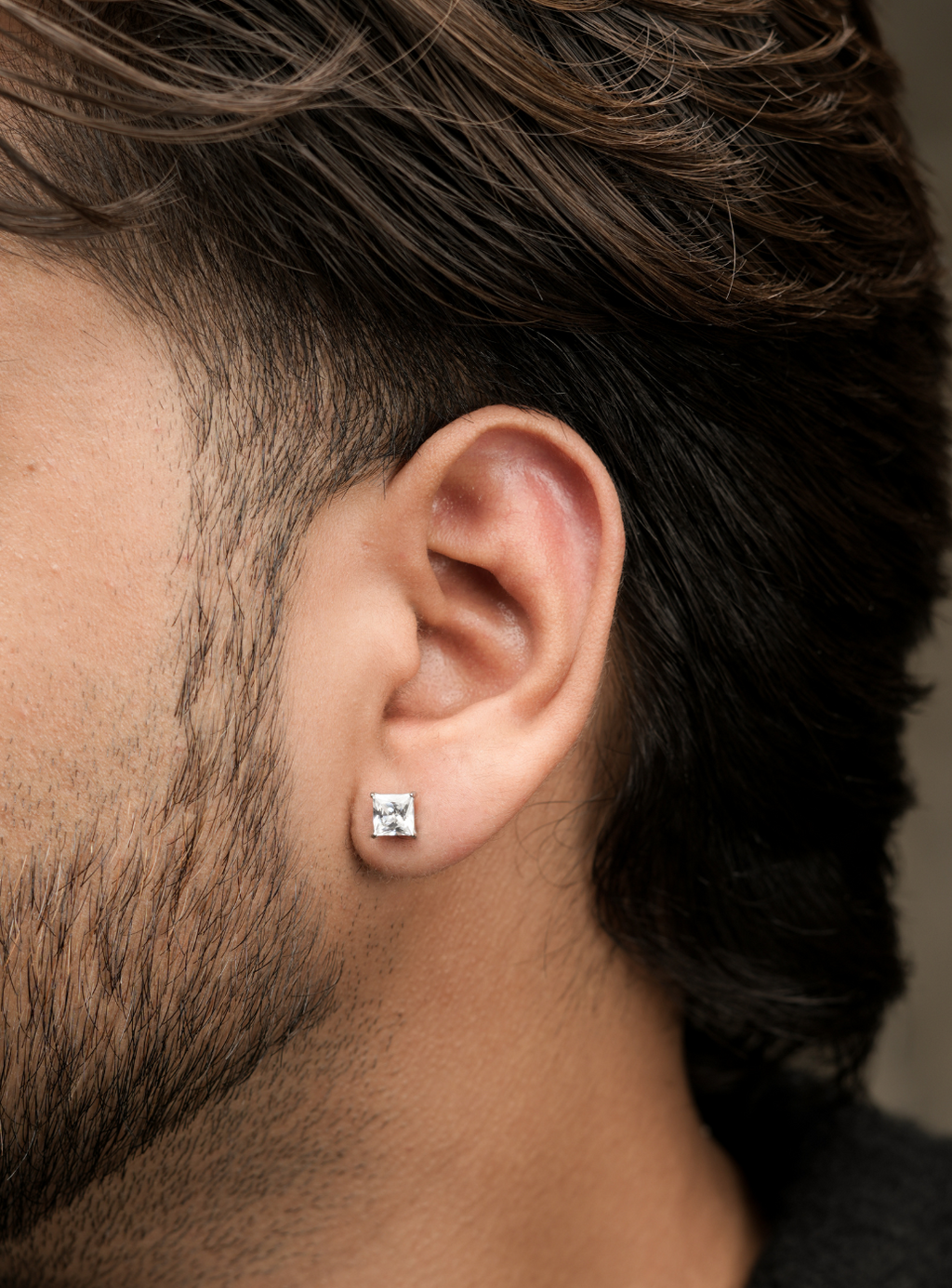 Orecchino con pietra bianca (forato)