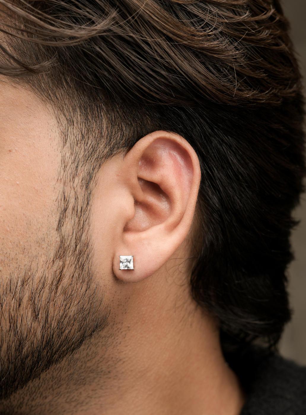 Orecchino con pietra bianca (forato)