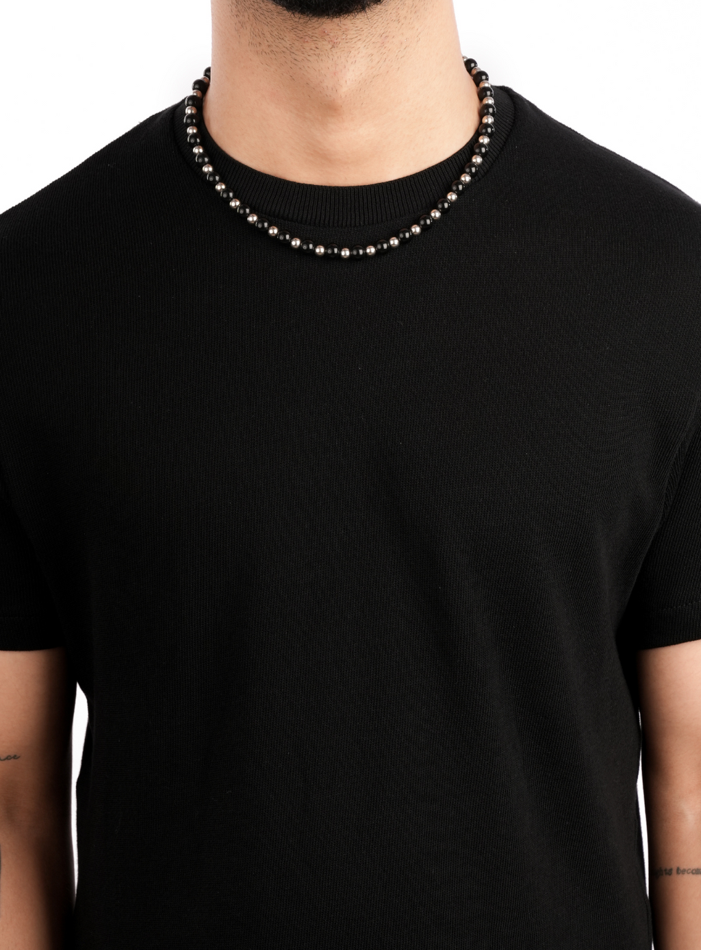 Collana con perline metalliche nere