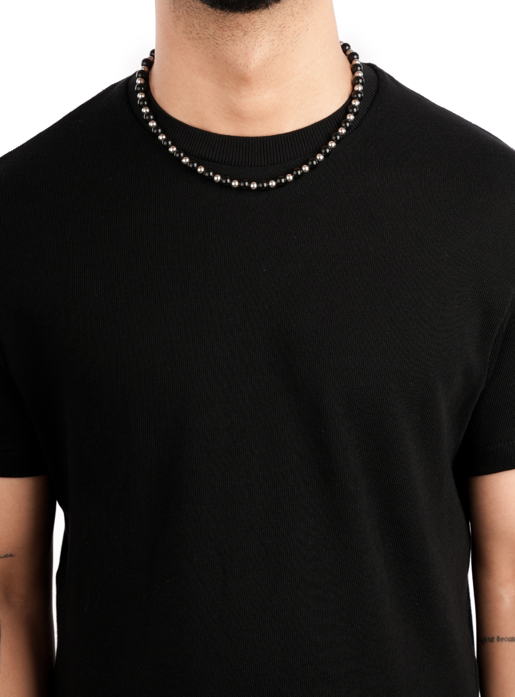 Collana con perline metalliche nere