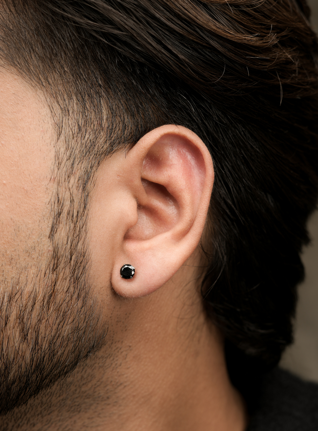 Orecchino con pietra nera (forato)