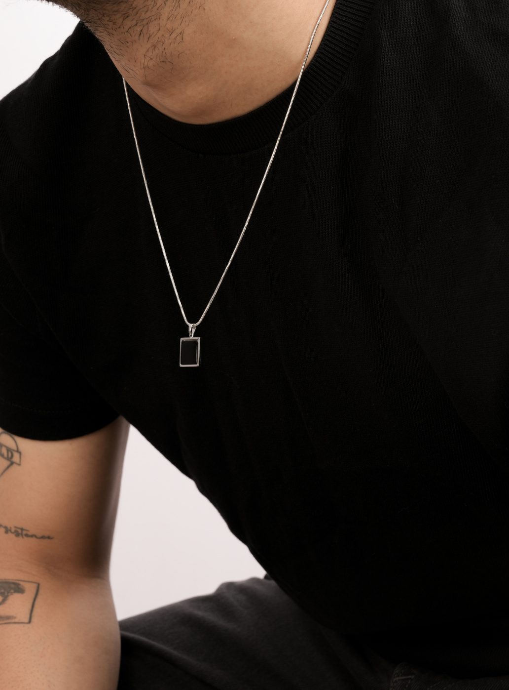 Ciondolo in pietra nera con catena