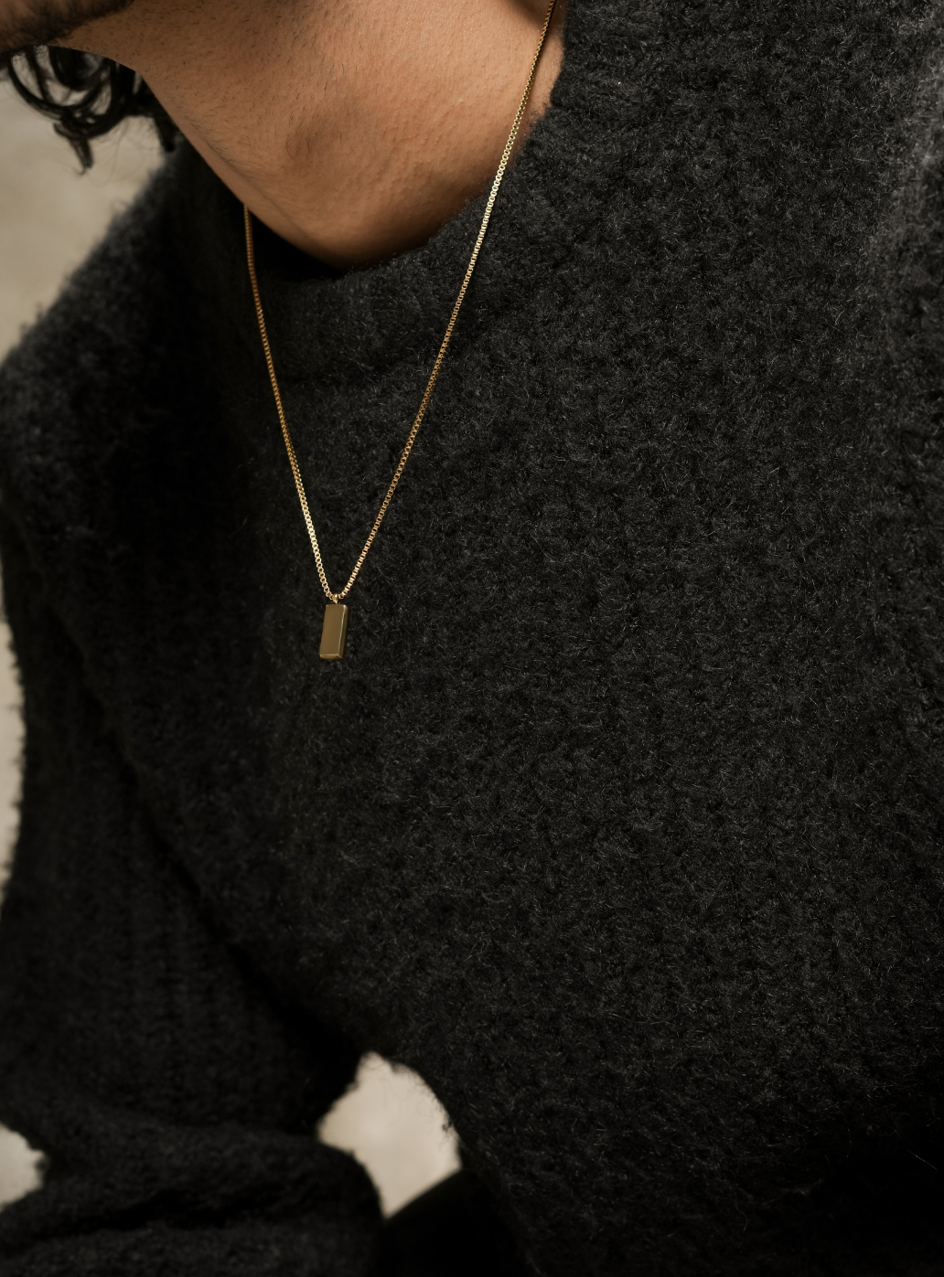 Ciondolo con sigillo dorato con catena