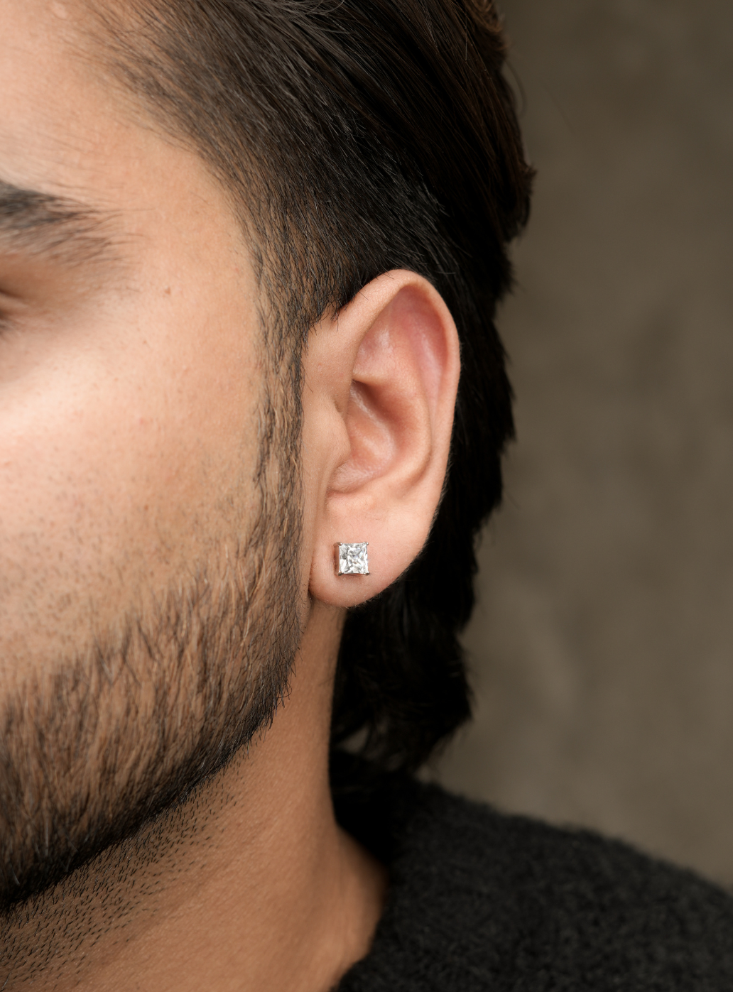 Orecchino con pietra bianca (forato)