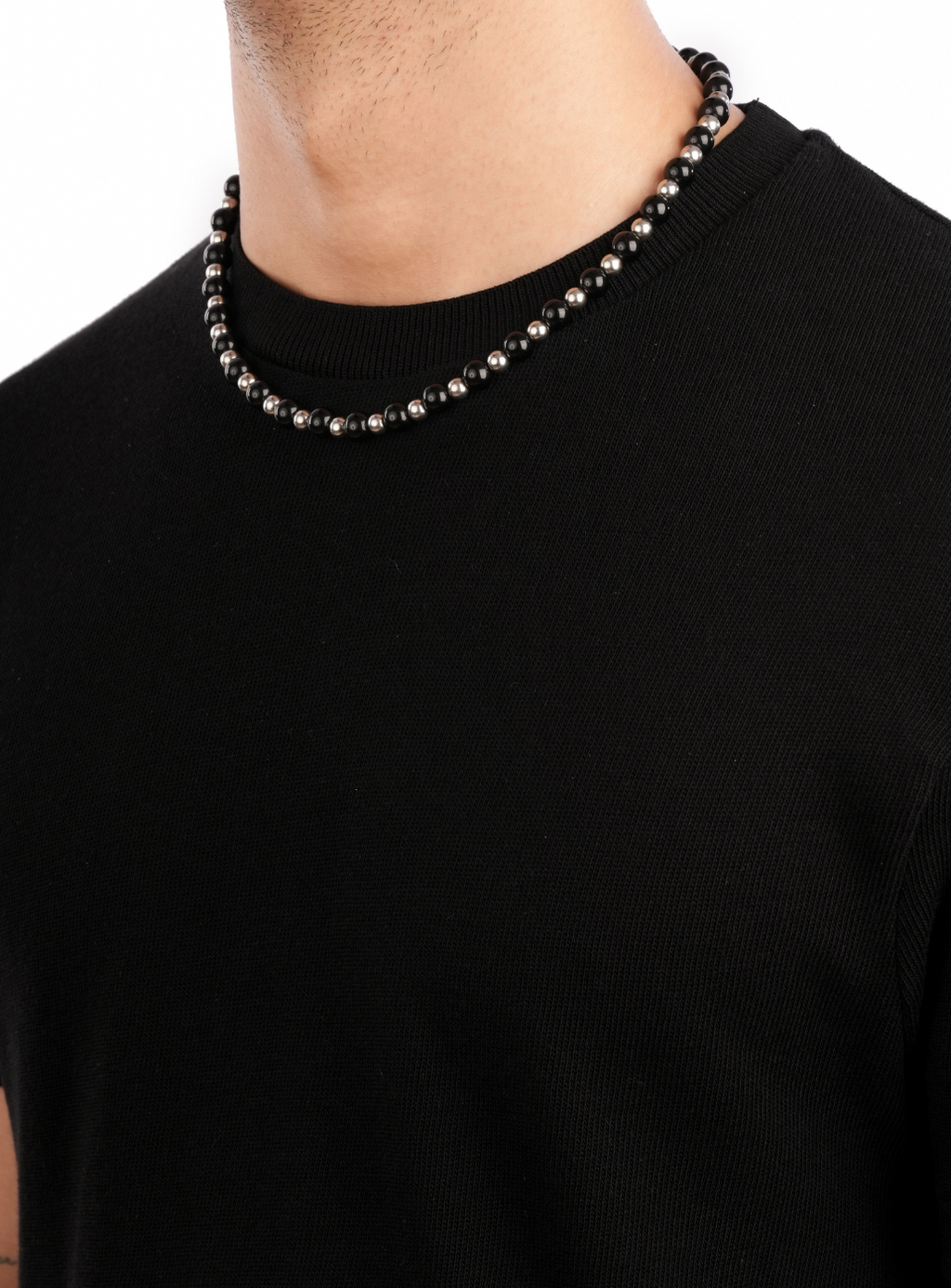 Collana con perline metalliche nere