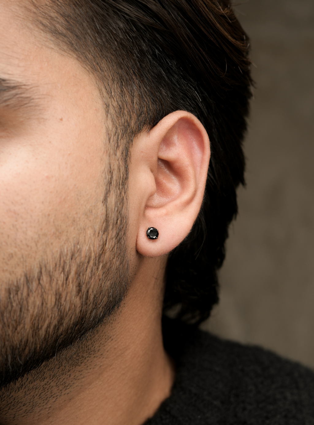 Orecchino con pietra nera (forato)