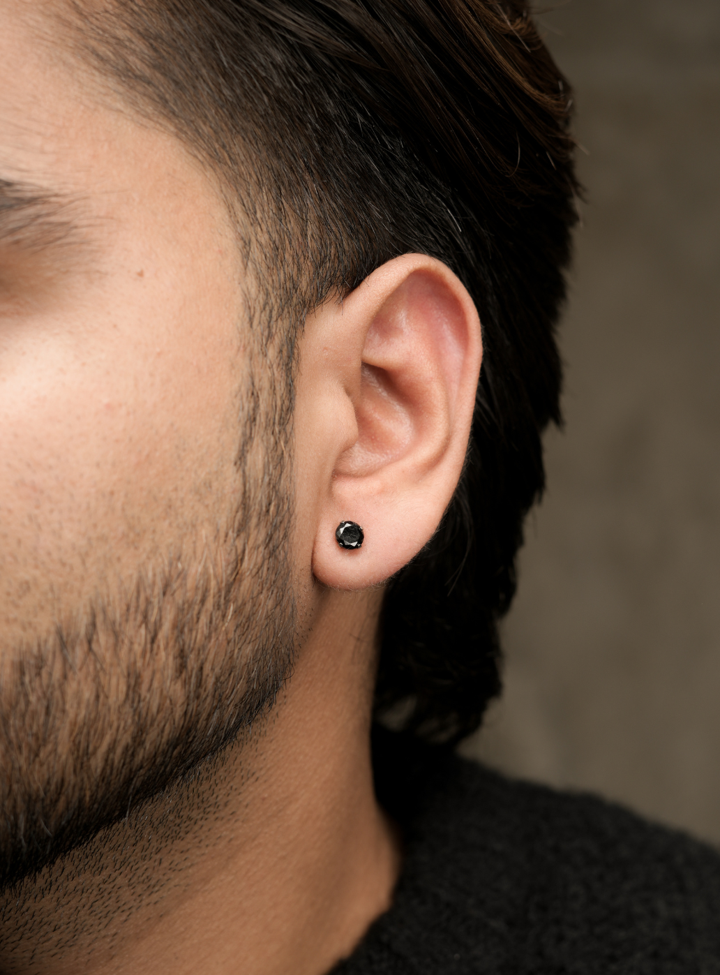 Orecchino con pietra nera (forato)