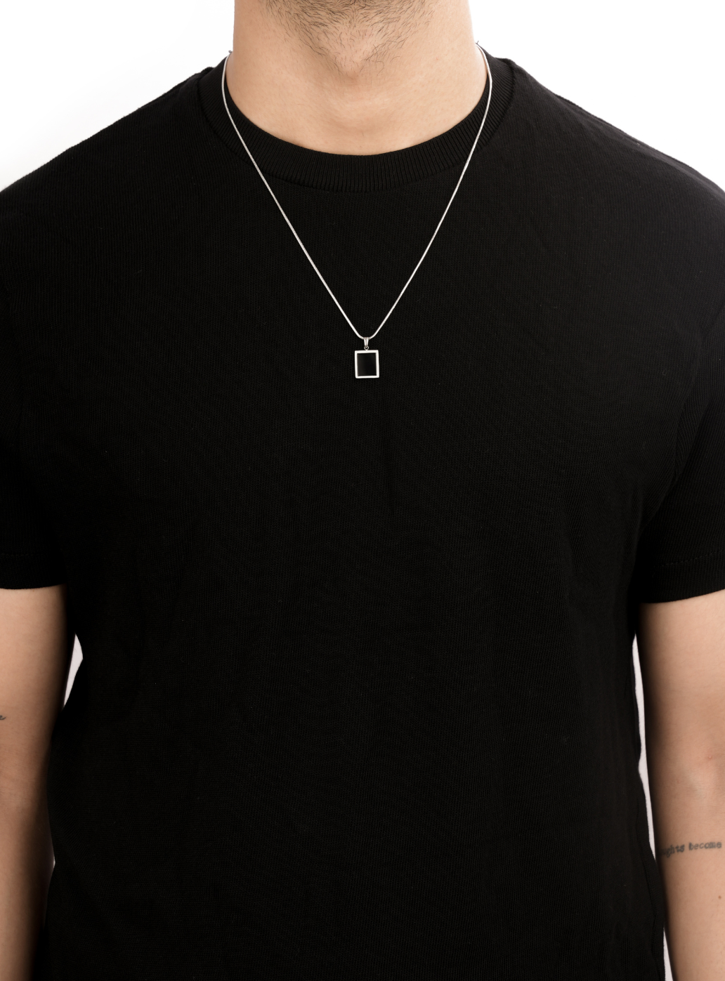 Ciondolo in pietra nera con catena