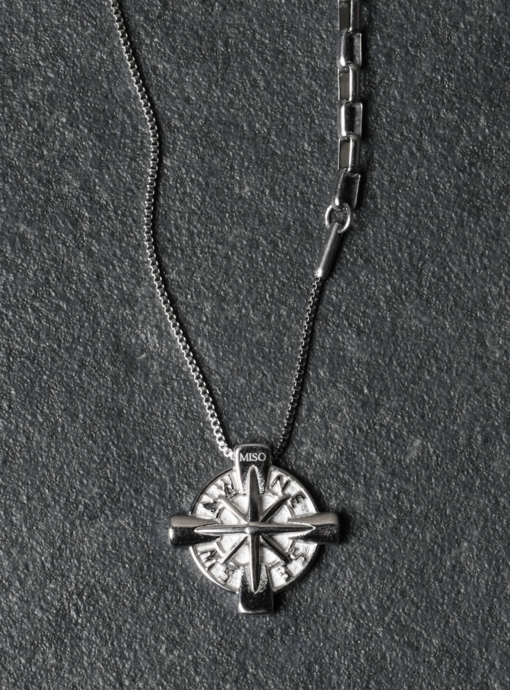 Ciondolo bussola con catena (argento)