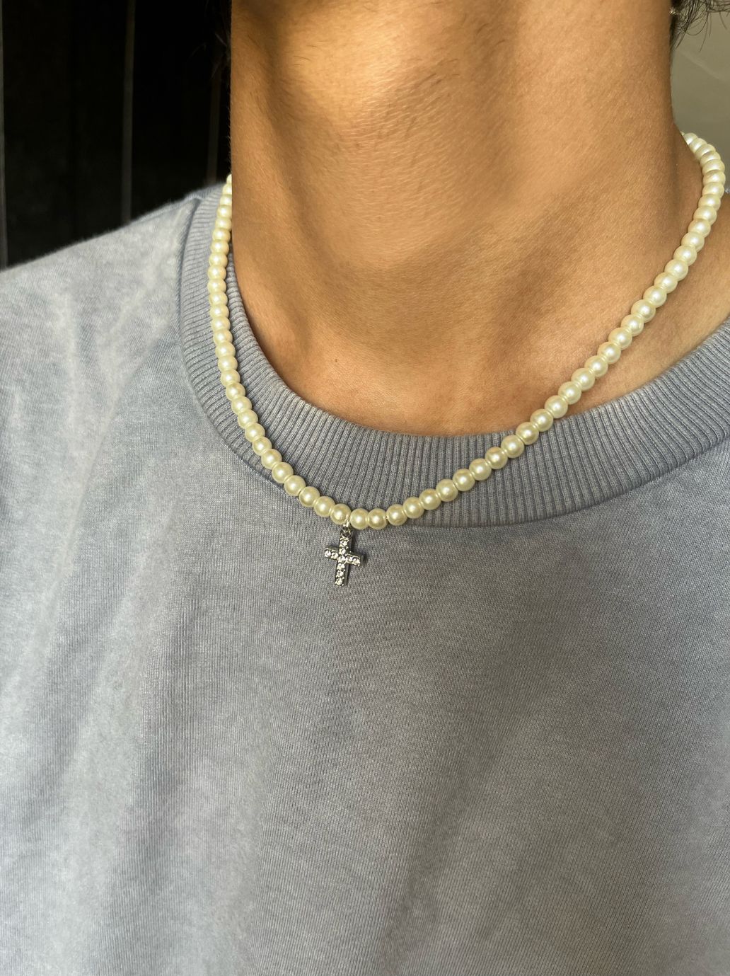 Collana di perle con mini croce di ghiaccio