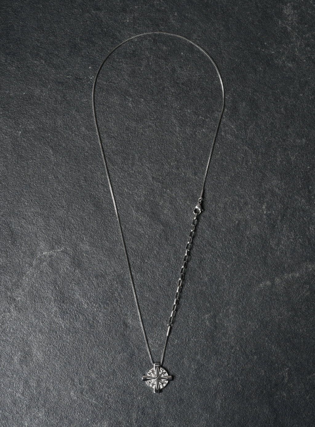 Ciondolo bussola con catena (argento)