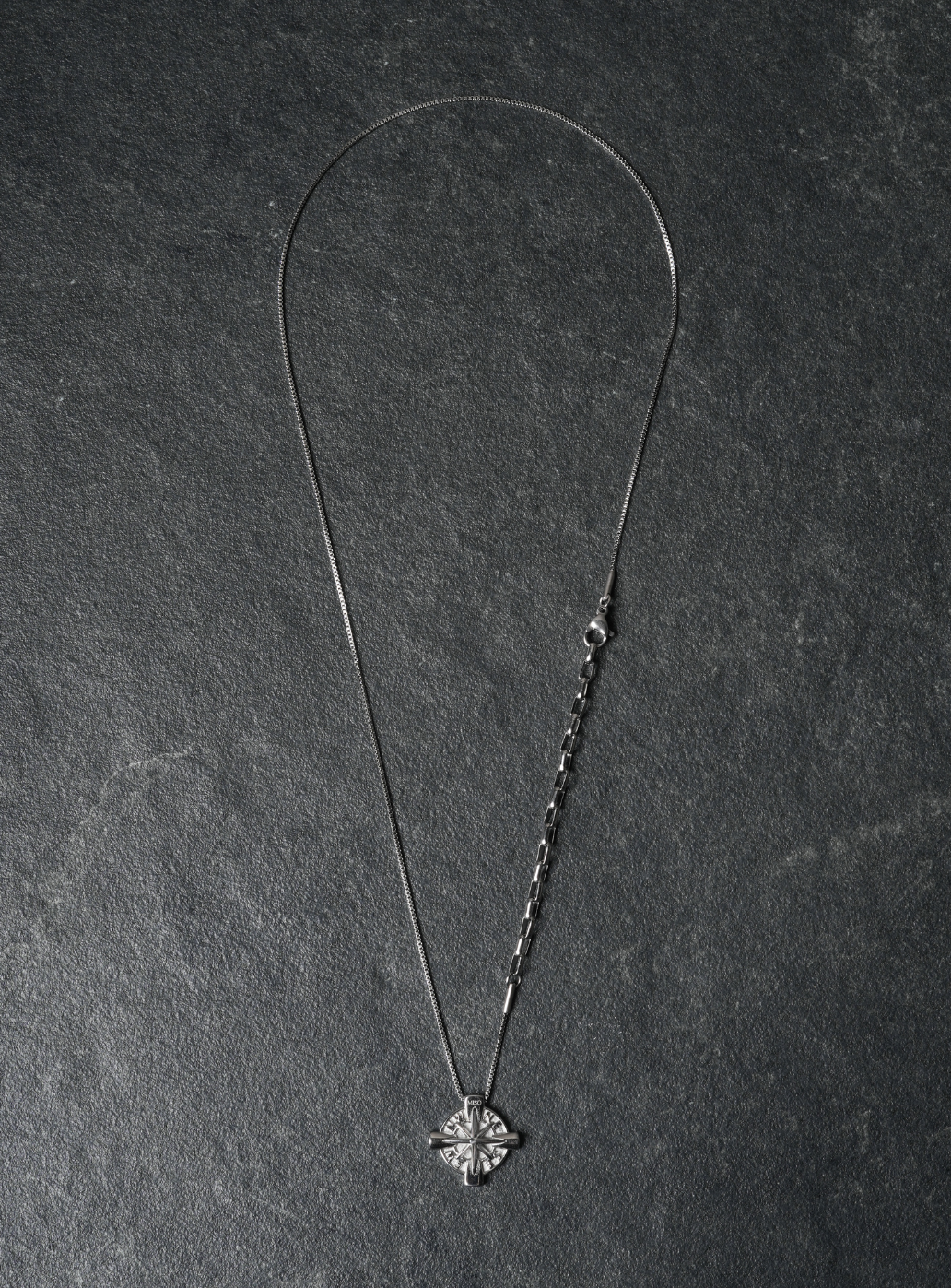 Ciondolo bussola con catena (argento)