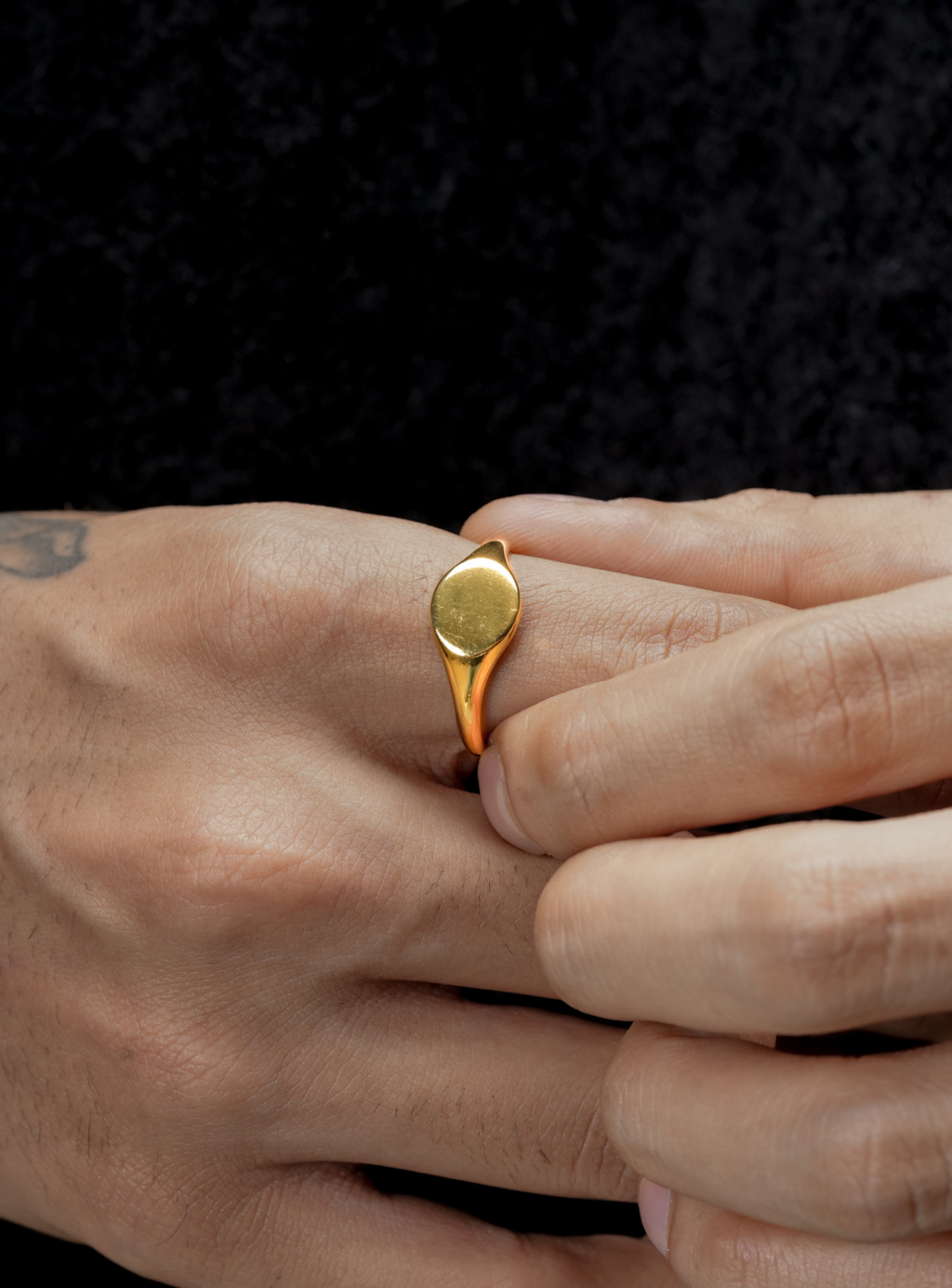 Anello con sigillo circolare (dorato)