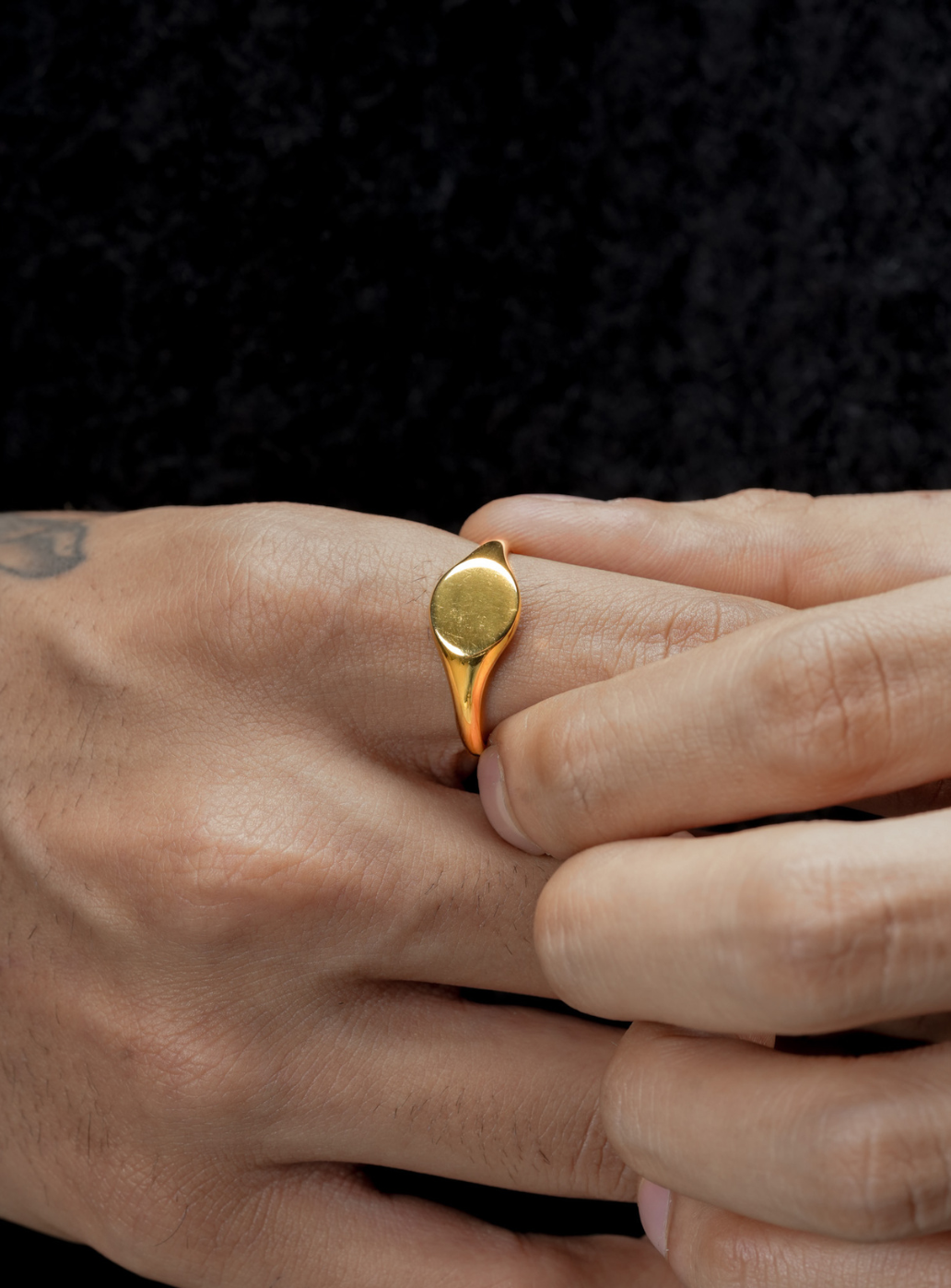 Anello con sigillo circolare (dorato)