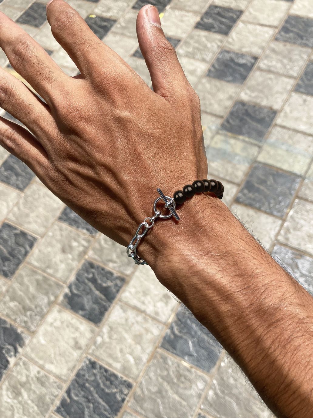 Braccialetto con perline nere metà e metà